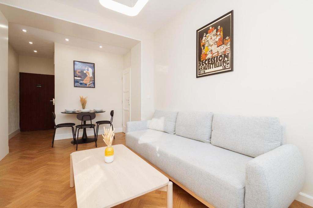 Χώρος καθιστικού στο Charming train lines studio