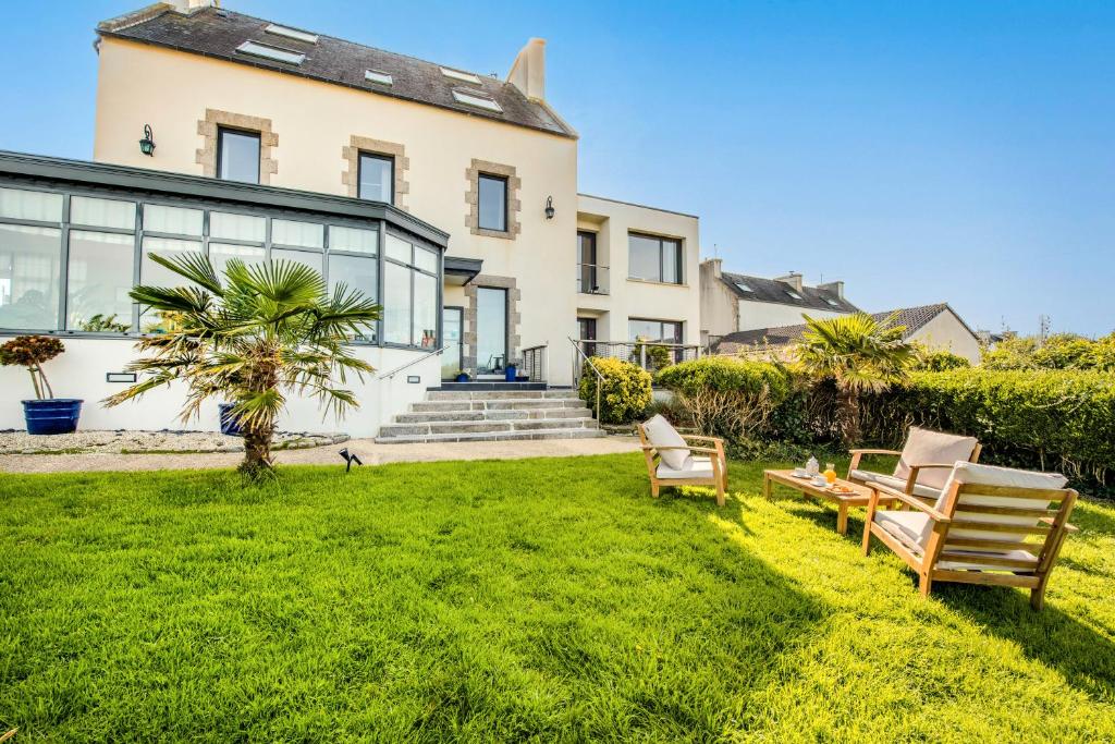 La Demeure Océane في Portsall: منزل أمامه حديقة