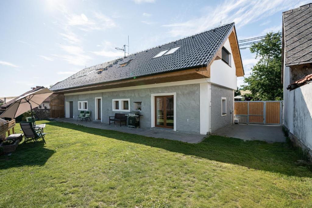 a small white house with a yard at Chalupa Kozárovice in KozÃ¡rovice