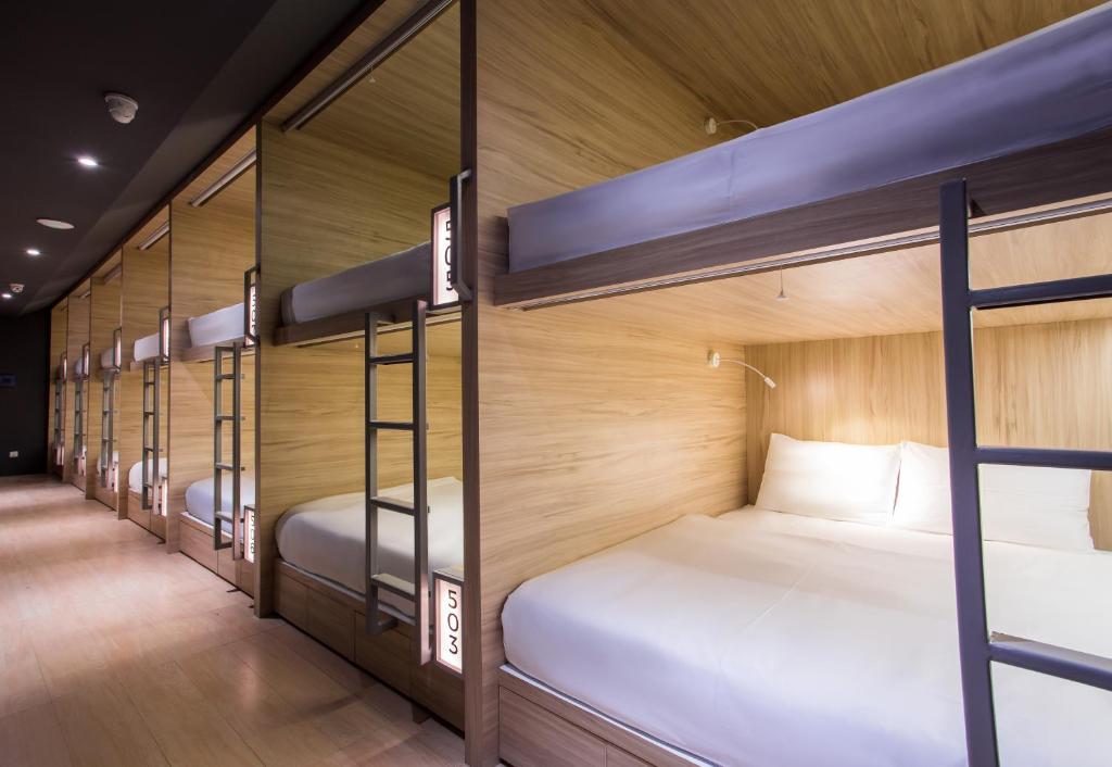 Katil dua tingkat atau katil-katil dua tingkat dalam bilik di H-ostel Bali