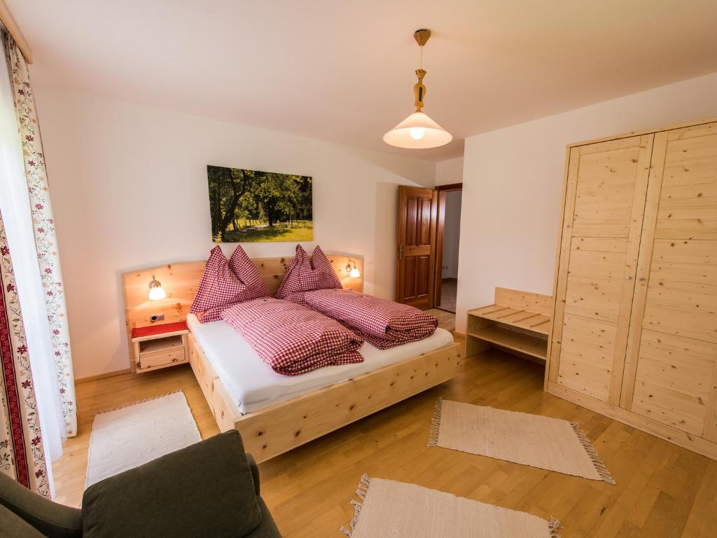 una camera da letto con letto e cuscini viola di Hinterkellaubauer a Kuchl