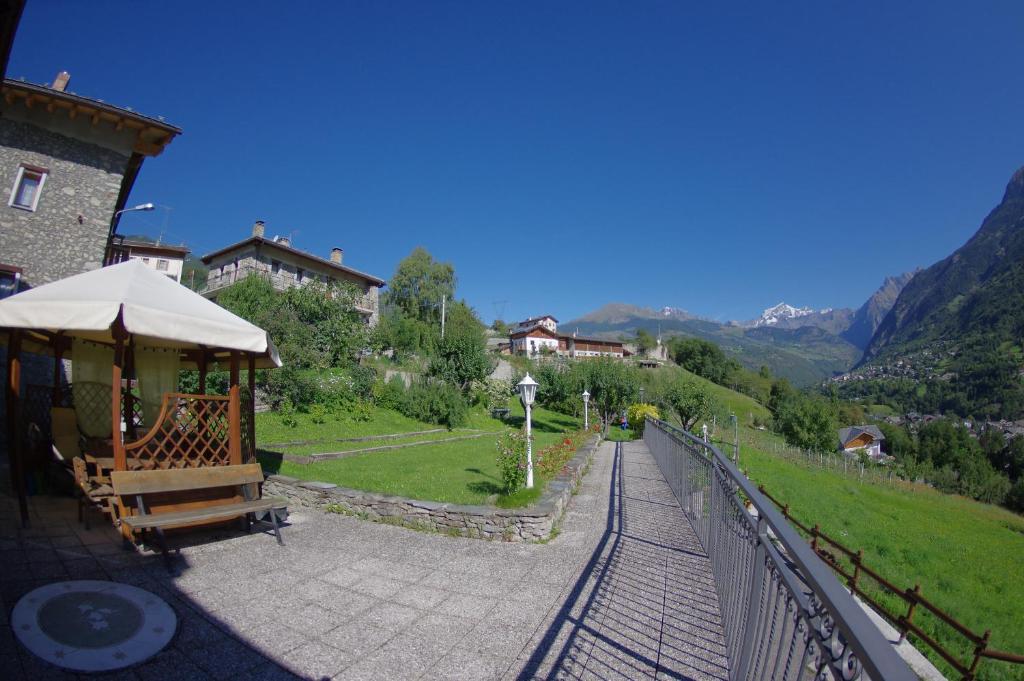 A general mountain view or a mountain view taken from a panziókat