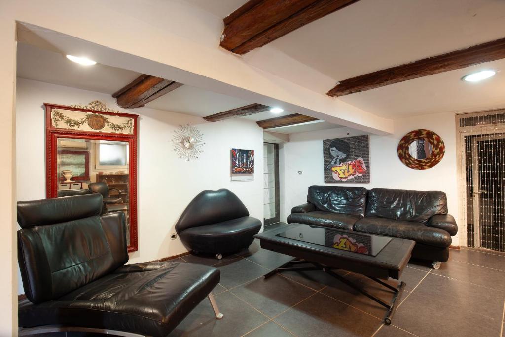 un soggiorno con un divano in pelle e un tavolo di St Louis a Marsiglia