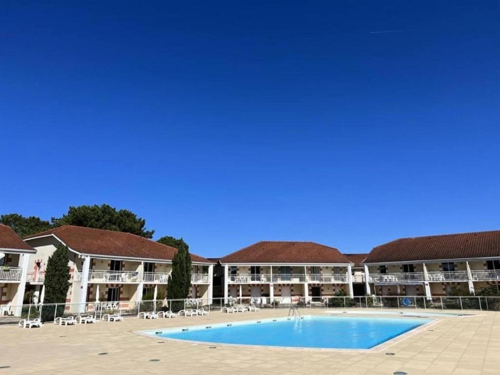 Blick auf den Innenhof eines Resorts mit Pool in der Unterkunft Appartement pour 4 à 6 personnes avec piscine in Le Verdon-sur-Mer
