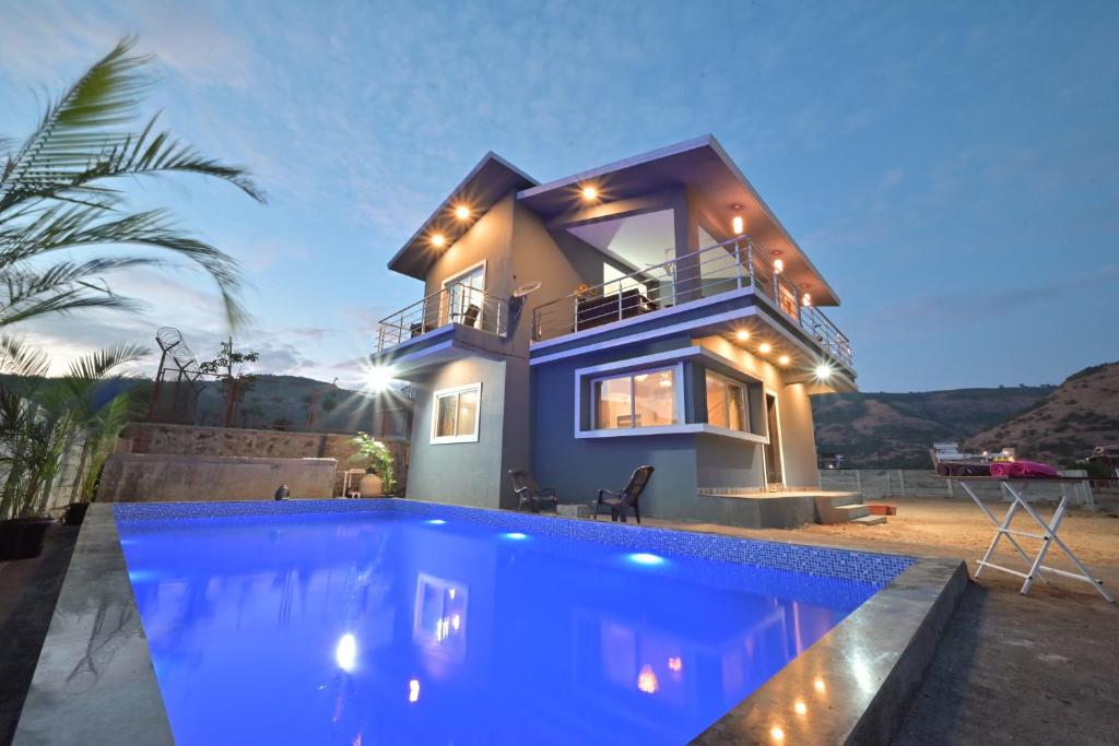 Bazén v ubytování ll EMPYREAN STAY ll 4BHK VILLA ll AC ll LARGEST SWIMMING POOL IN LONAVALA ll nebo v jeho okolí