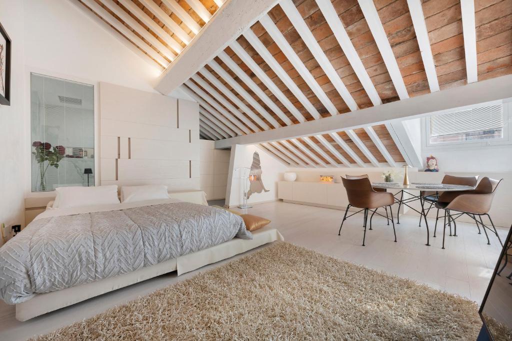 Giường trong phòng chung tại Luxury Rooftop Piazza Erbe Verona