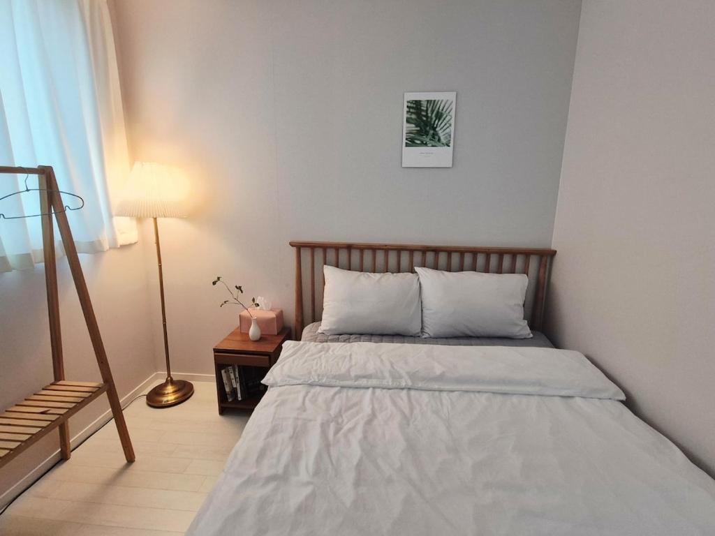 Ένα ή περισσότερα κρεβάτια σε δωμάτιο στο Roy Stay Suwon Haenggung