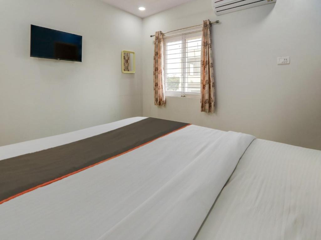 Ένα ή περισσότερα κρεβάτια σε δωμάτιο στο Hotel O SR Grand