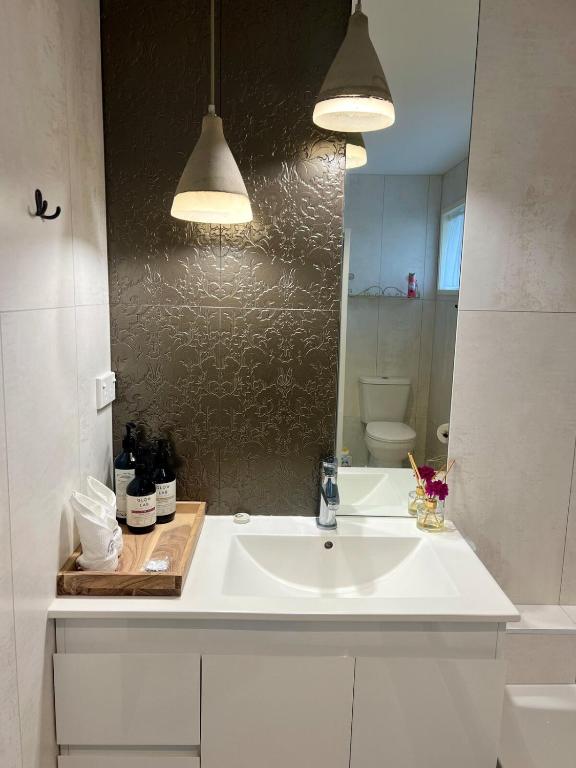 Sunny Matua, Private Suite, Quiet Stay, 5star Bed - Resim 3