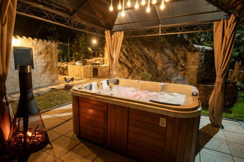 Ένα μπάνιο στο Ô Jacuzzi du Mazet