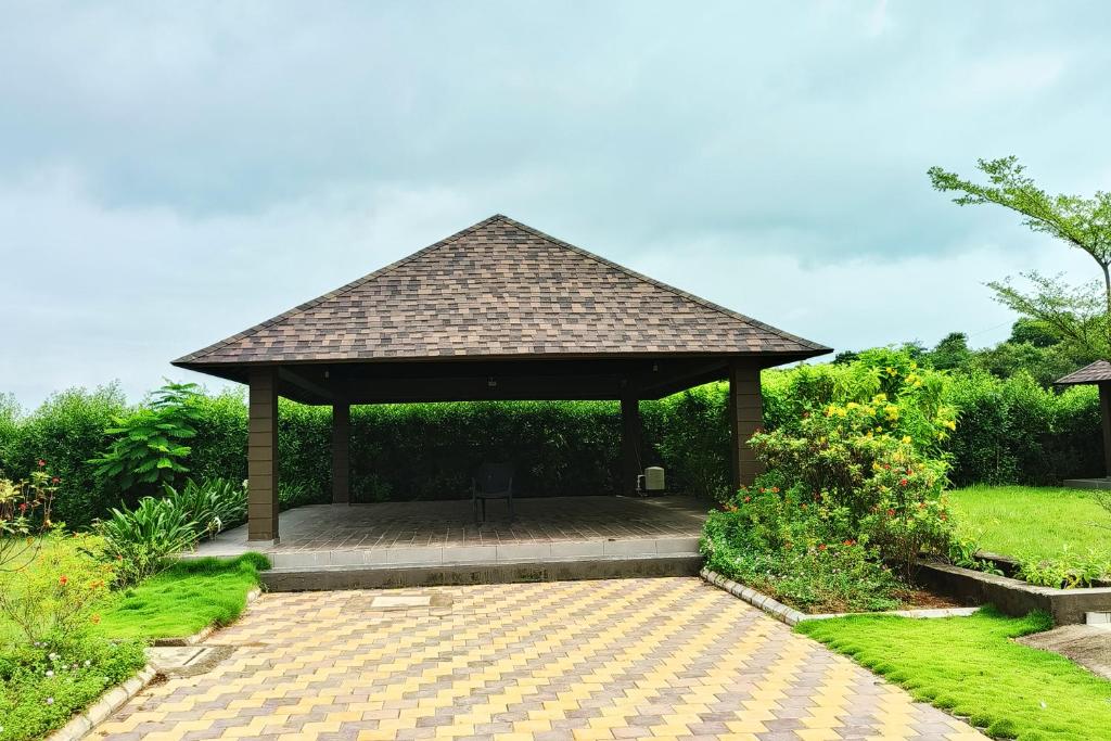 Κήπος έξω από το Daksh The Nirvana Retreat