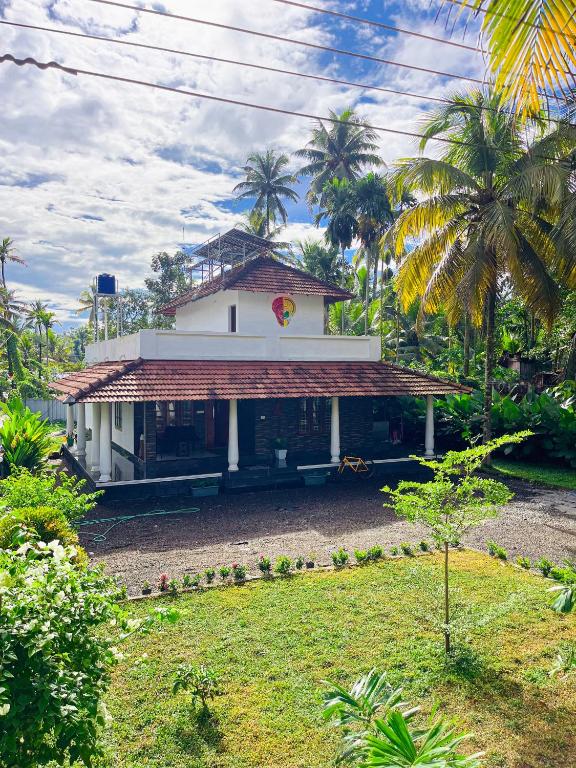 Munroe IslandRiverrootsstays的一座白色的房子,前面有棕榈树