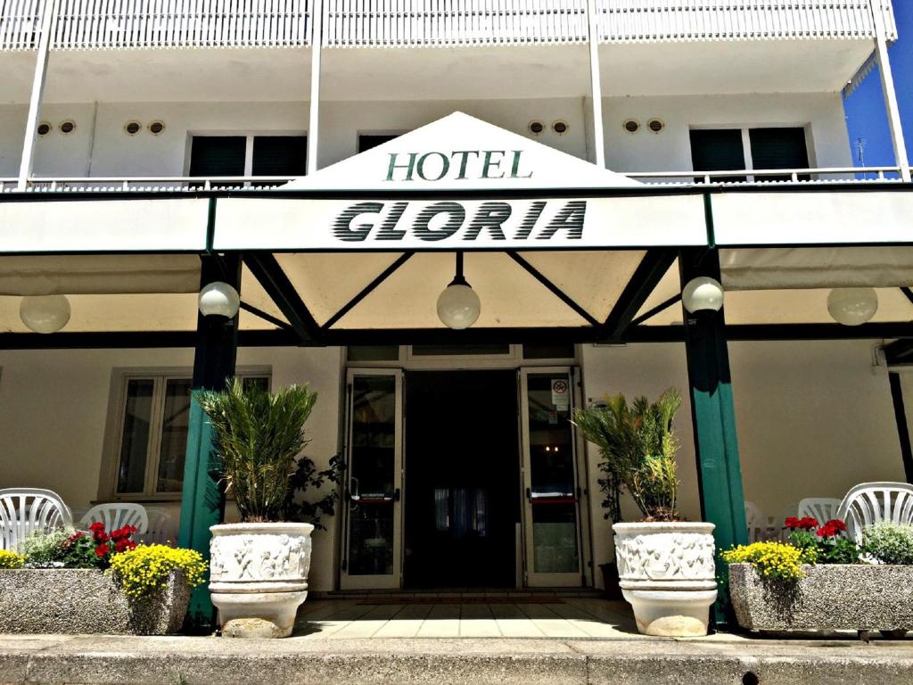 un hotel con un cartel que diga hotel forza en Hotel Gloria, en Lignano Sabbiadoro