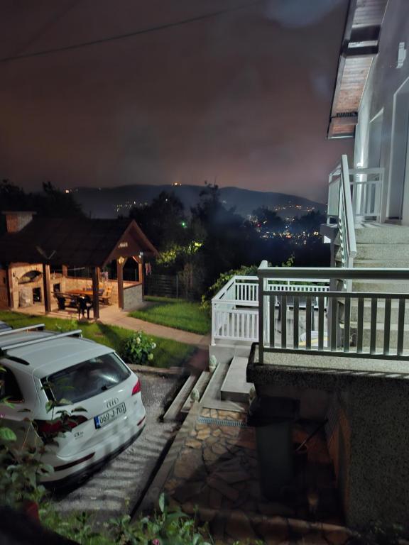 SarajevoにあるWhite house Sarajevoの夜間の家の外に駐車した白車