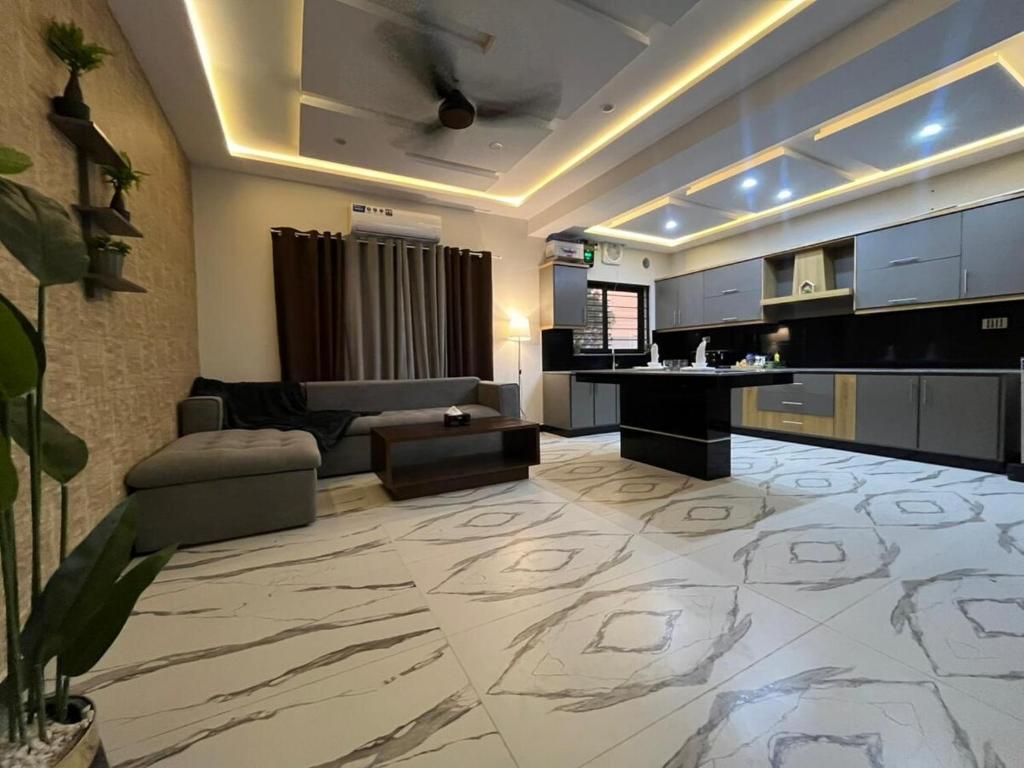 een grote woonkamer met een grote marmeren vloer bij ASNB Residences-F4 in Multan