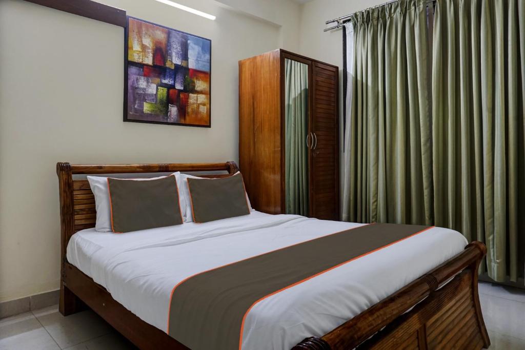 a bedroom with a large bed and a window at Hotel O Grandeur in Méribel Village