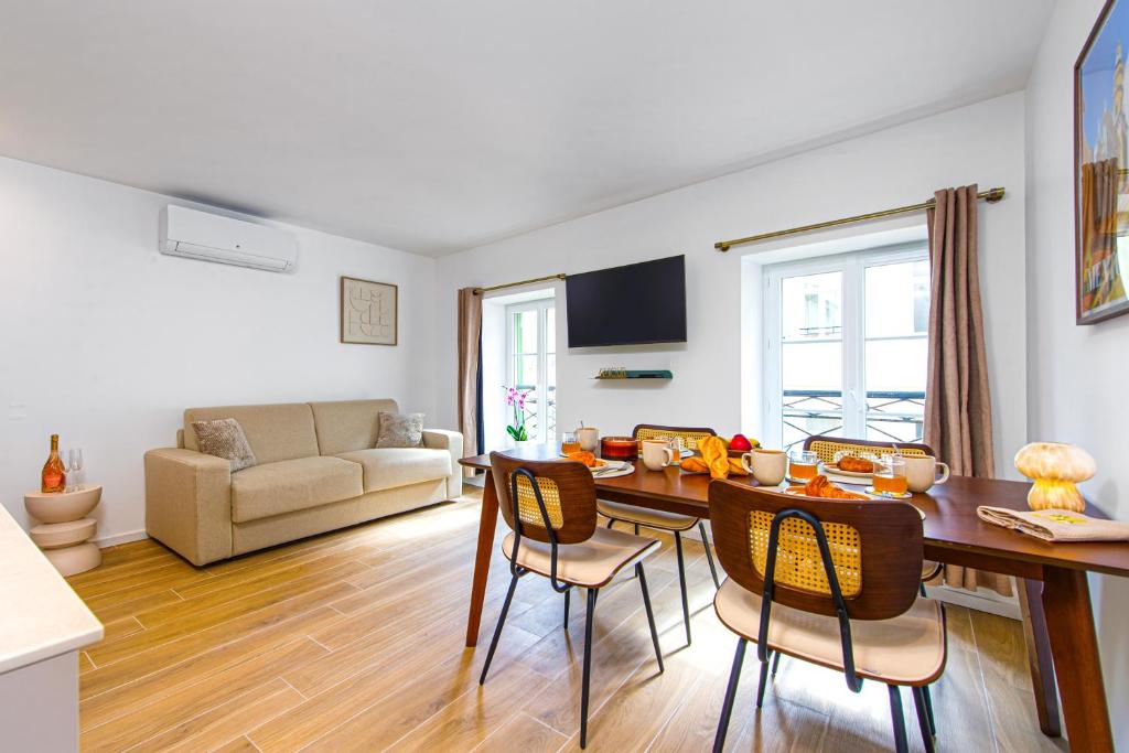 a kitchen and living room with a table and chairs at FELIX FAURE - Somptueux 3 pièces - Carré d'Or Menton - PARKING in Menton