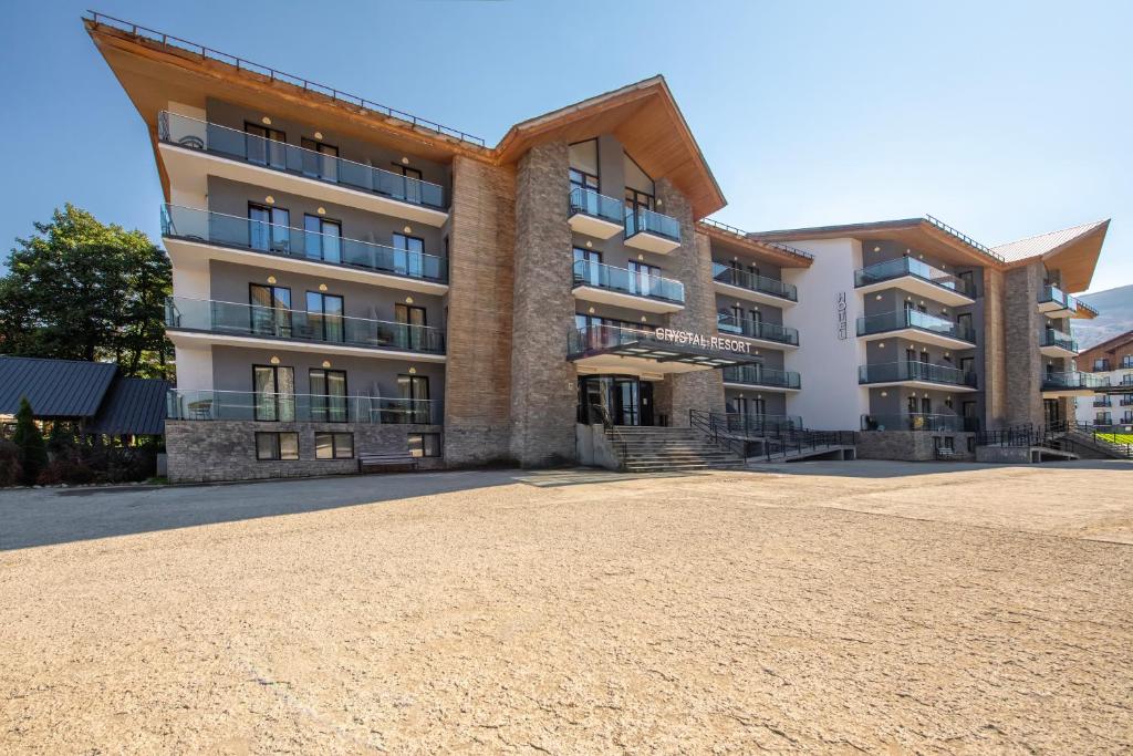 un grande condominio con un ampio cortile di Crystal Resort a Bakuriani