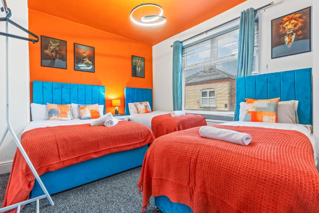 Ένα ή περισσότερα κρεβάτια σε δωμάτιο στο 4 Bedroom House in Eccles, Trafford, Manchester - Sleeps 10 - 3 Double Beds - 4 Single Beds - FREE PARKING, Garden & Fast Fibre Wi-Fi - Close to Trafford Centre, MediaCityUK, Salford Quays, and both Old Trafford stadiums