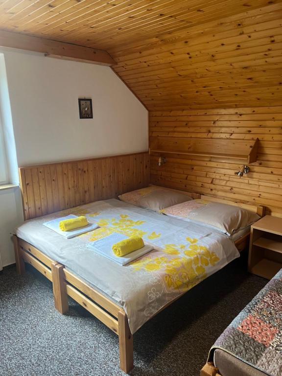 En eller flere senge i et værelse på Penzión Irka