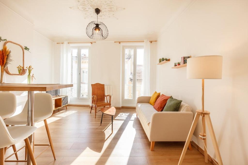 a living room with a couch and a table at Spacious & bright apartment - Top location in Toulon