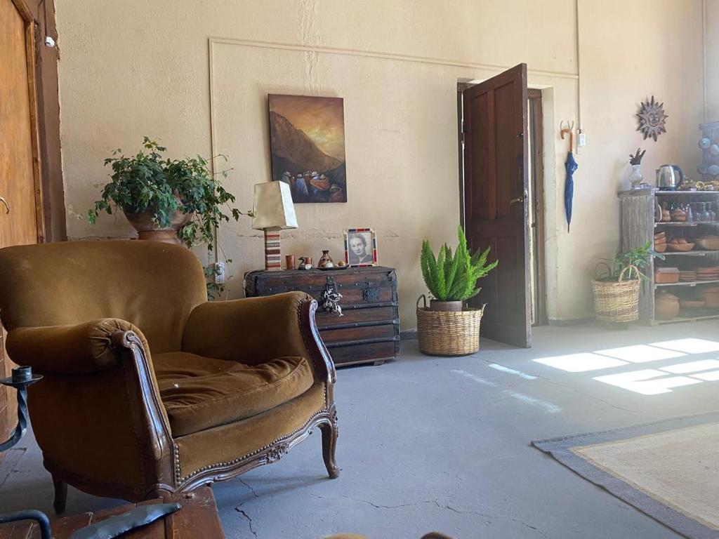 a living room with a chair and a table at Refugio Caro Cox in Tilcara
