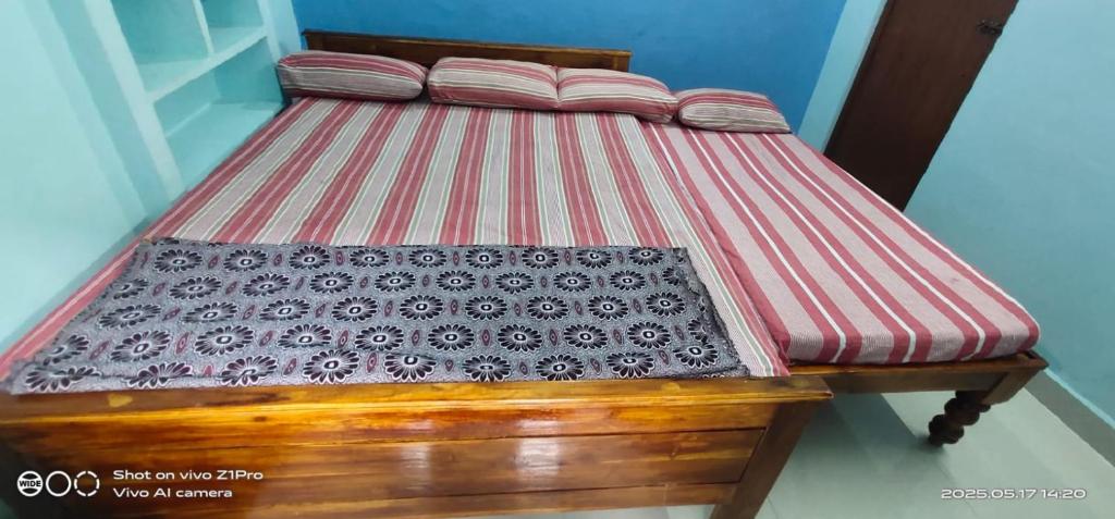 Postel nebo postele na pokoji v ubytování Shree chendur Rooms