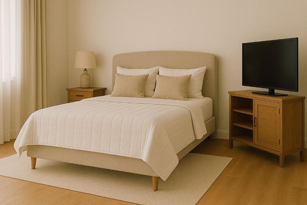 - une chambre avec un lit et une télévision sur une table dans l'établissement Solkom Homestay, à Bố Trạch