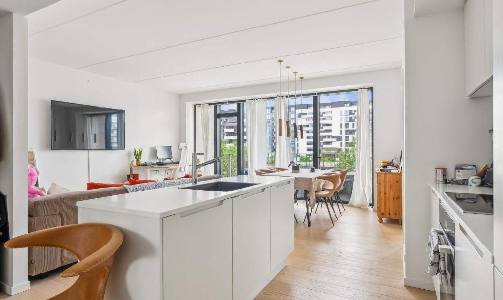 Η κουζίνα ή μικρή κουζίνα στο Luxury Apt with Harbor Views 1