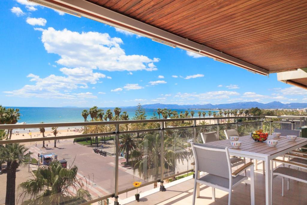 un balcon avec une table et des chaises et une vue sur la plage dans l'établissement Apartment TOUS 2 - Only Families, à Salou