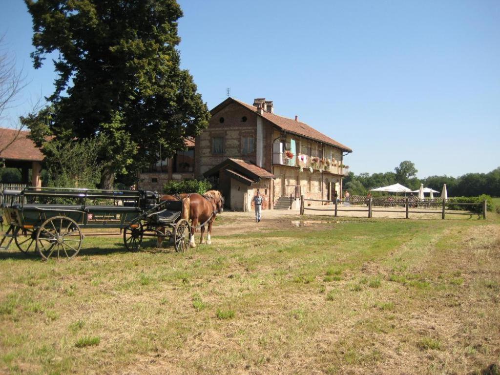 a horse drawn carriage in front of a house at La Locanda della Mandria 2 in Venaria Reale