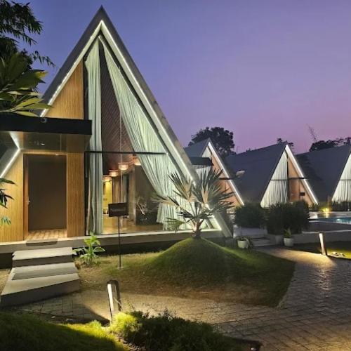 un gran edificio con techo puntiagudo en Serene Fields Retreat, en Kanāria