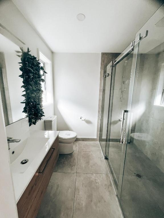 Modern Coastal Retreat in Pyes Pa - Resim 13