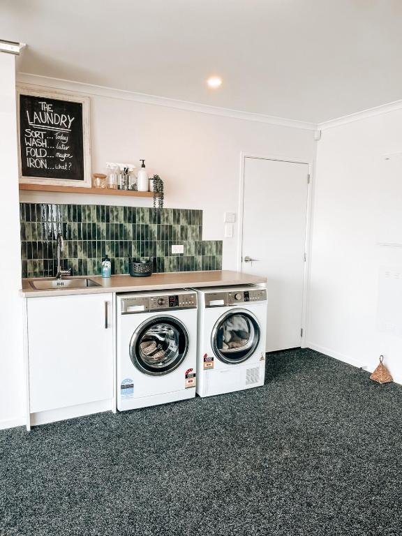 Modern Coastal Retreat in Pyes Pa - Resim 15