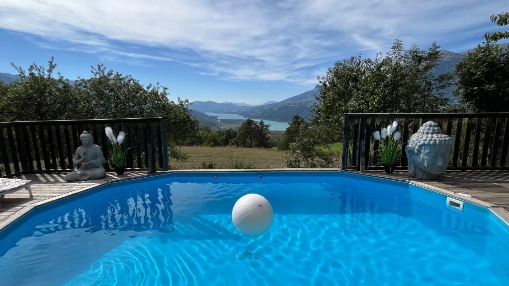 レ・ゾルにあるVilla Les Chemins Croisésの青いスイミングプール(水中ボール付)