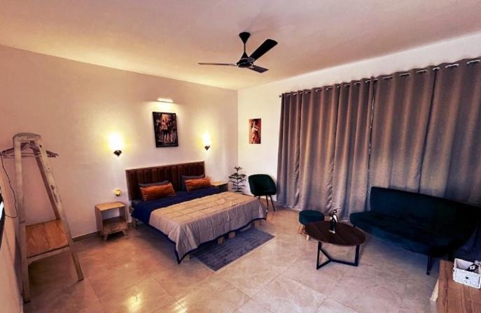 un dormitorio con una cama y un sofá en Embassy Loagde Inn, en Mussoorie