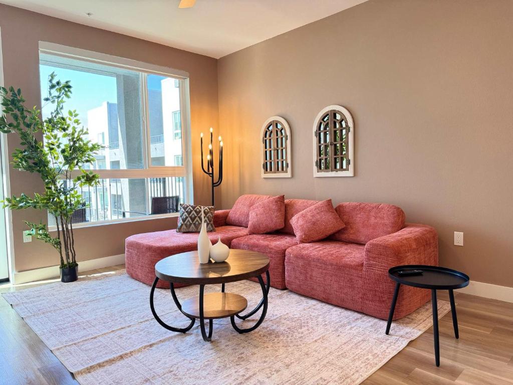 Χώρος καθιστικού στο Modern Oasis 10 Min from Disneyland With Pool & GYM