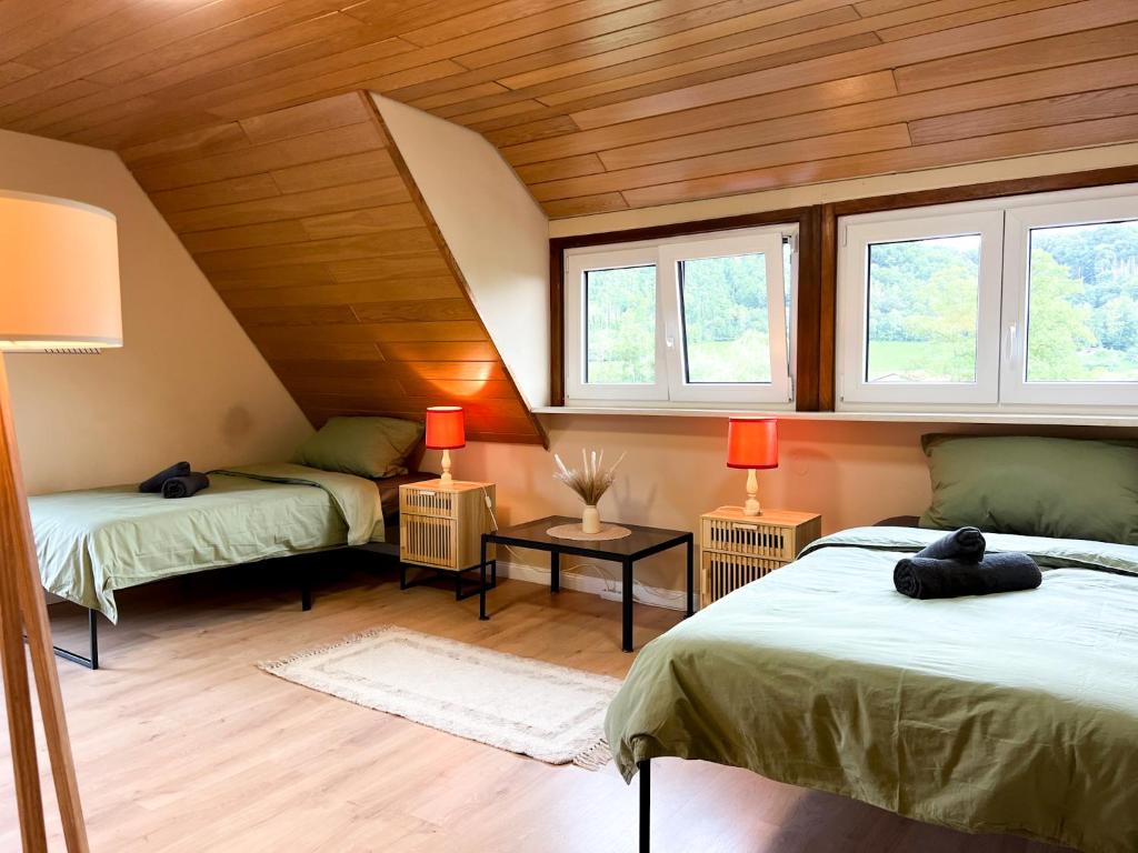 Ένα ή περισσότερα κρεβάτια σε δωμάτιο στο Golden Oldie Kocherblick ,Retro Charme trifft BohoStyle