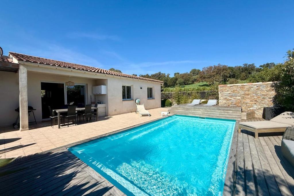 Comfortable Villa with Pool Near Cala Rossa & Pinarello Beaches