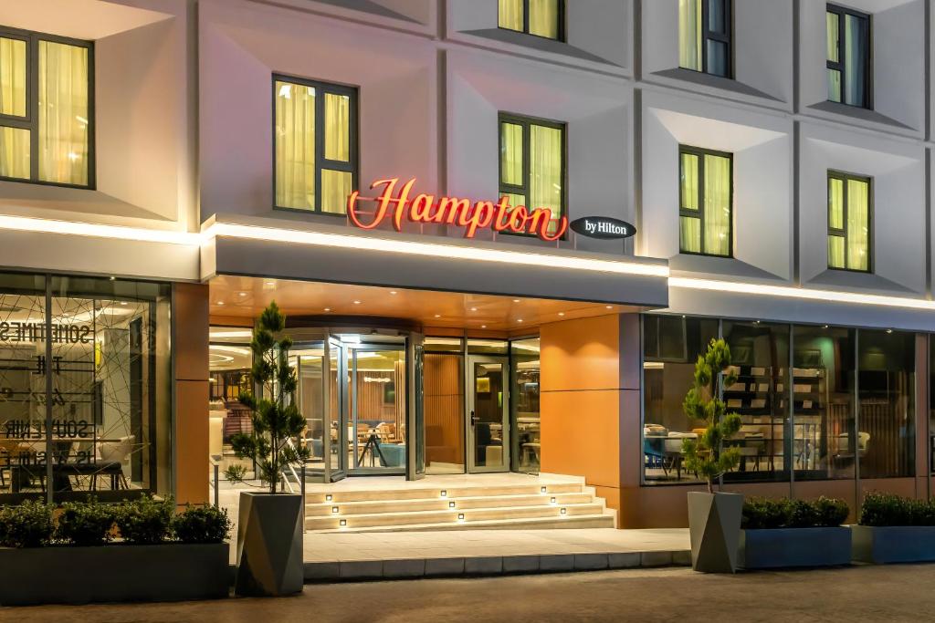 Un escaparate de un Hampton Inn en Hampton By Hilton Istanbul Sisli, en Estambul