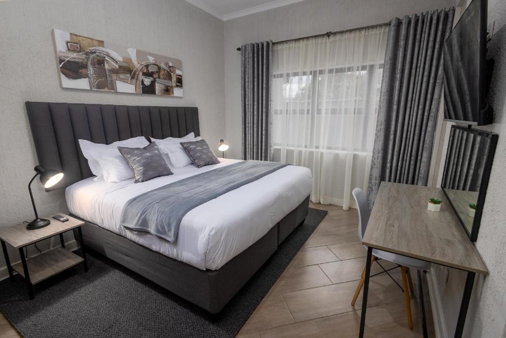 Giường trong phòng chung tại The Gray Luxury Apartments