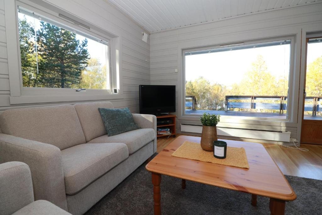 TV a/nebo společenská místnost v ubytování Cozy cottage by the sea