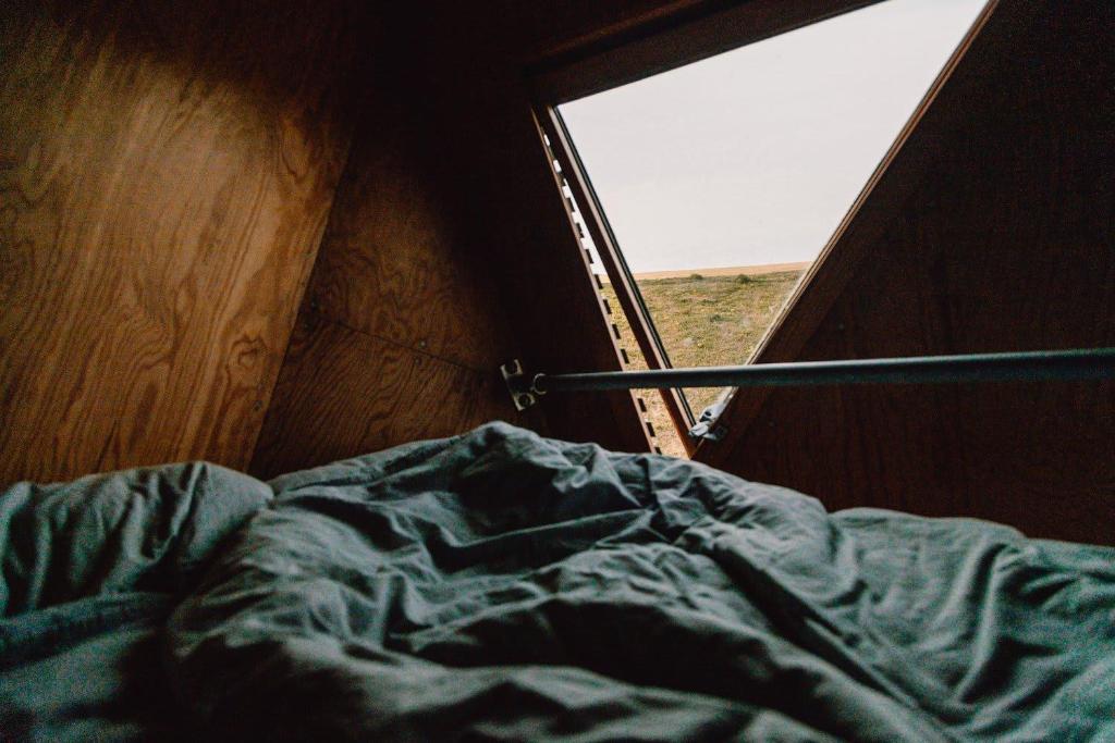 ein Bett in einem Zelt mit Blick aus dem Fenster in der Unterkunft Kudhva 2 in Treknow