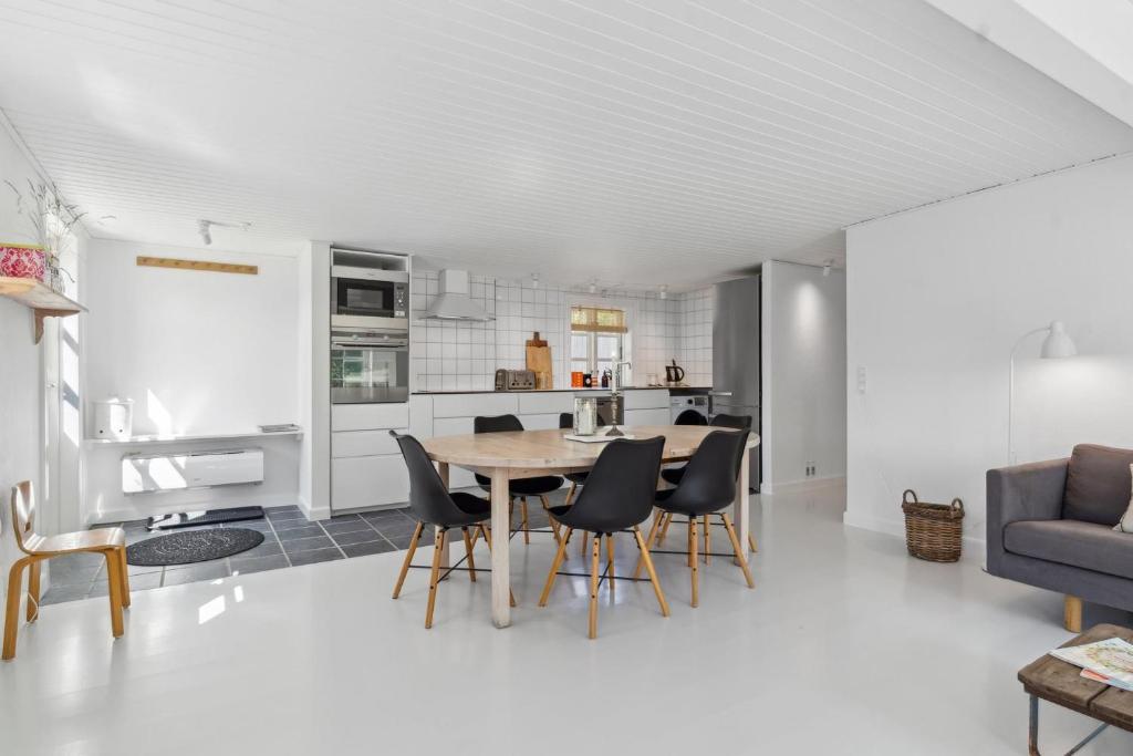 Kuchyň nebo kuchyňský kout v ubytování Charming Hornbaek Home Spacious Garden Retreat