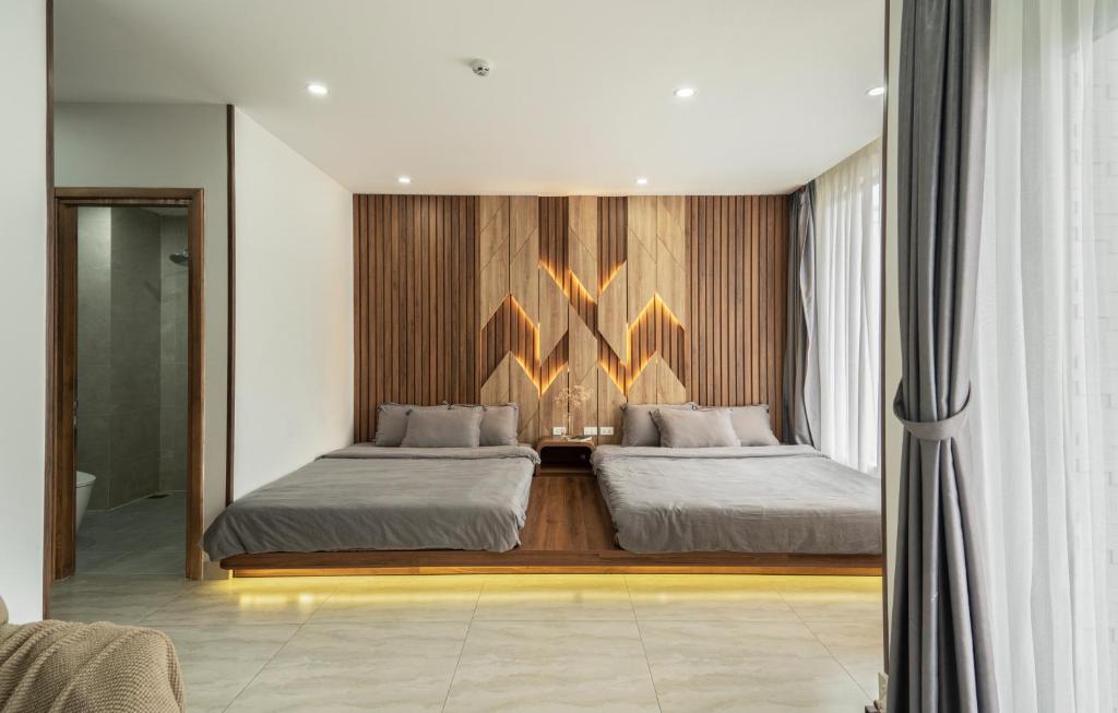 ein Schlafzimmer mit zwei Betten in einem Zimmer in der Unterkunft Alley Villa in Xuan An