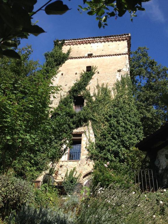 a building with ivy growing on the side of it at The Tower in Borgo Fontanini in Monte Ombraro