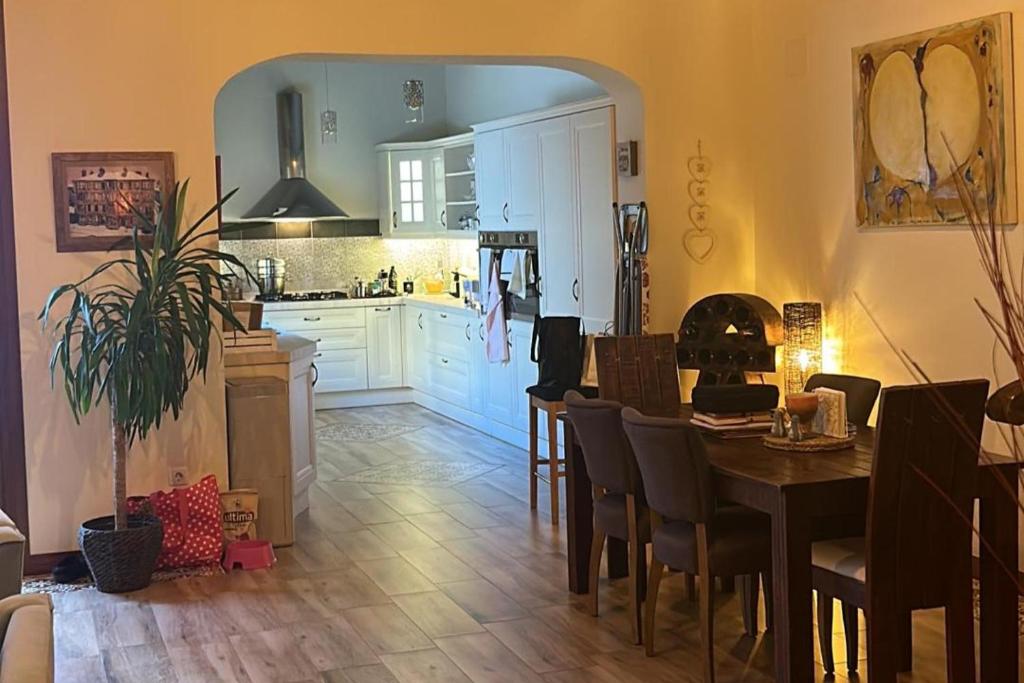 Una cocina con una mesa y un comedor. en House -Sleeps 6-Garden-Fireplace, en Alicante