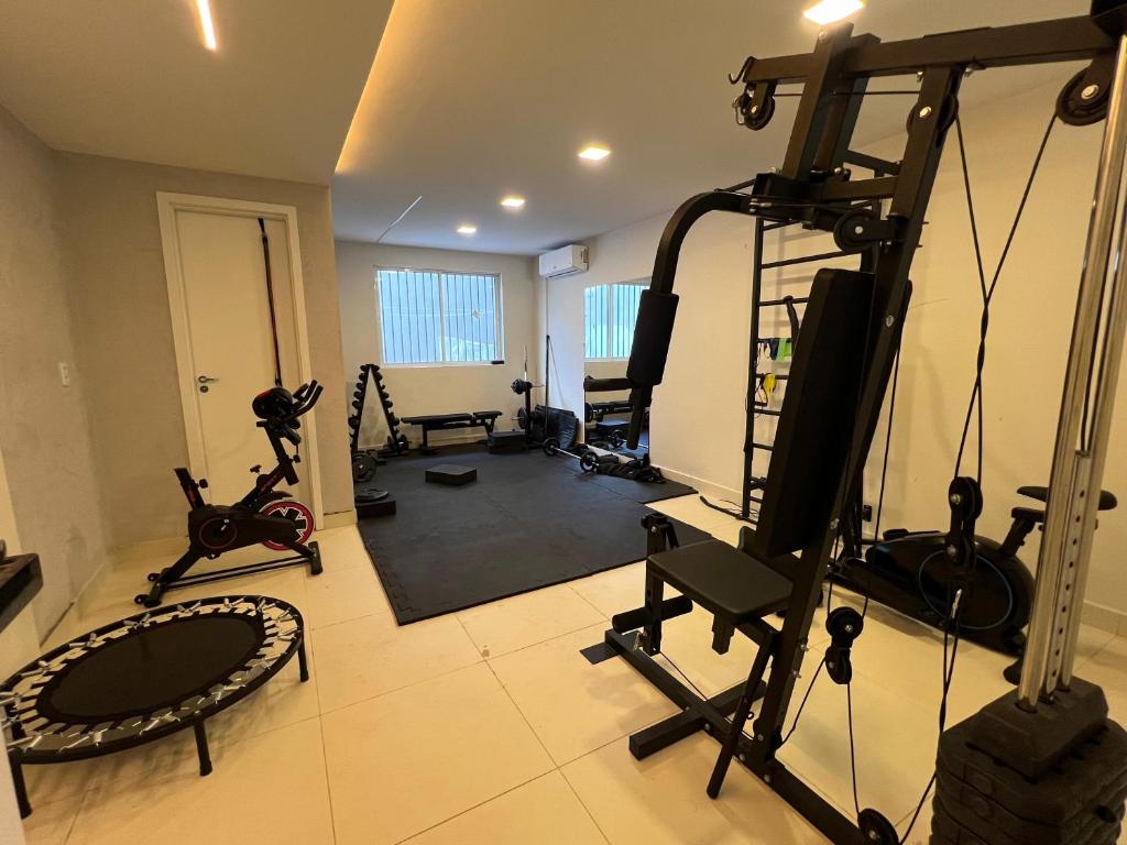 Una sala con gimnasio con varios equipos de ejercicio. en Home Studio, en Sobral