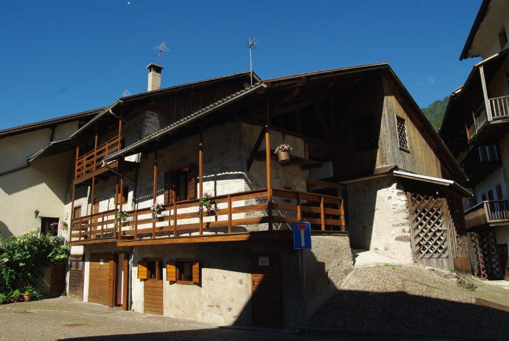 un edificio con balcone sul lato di Casettina delle Dolomiti a Mezzano