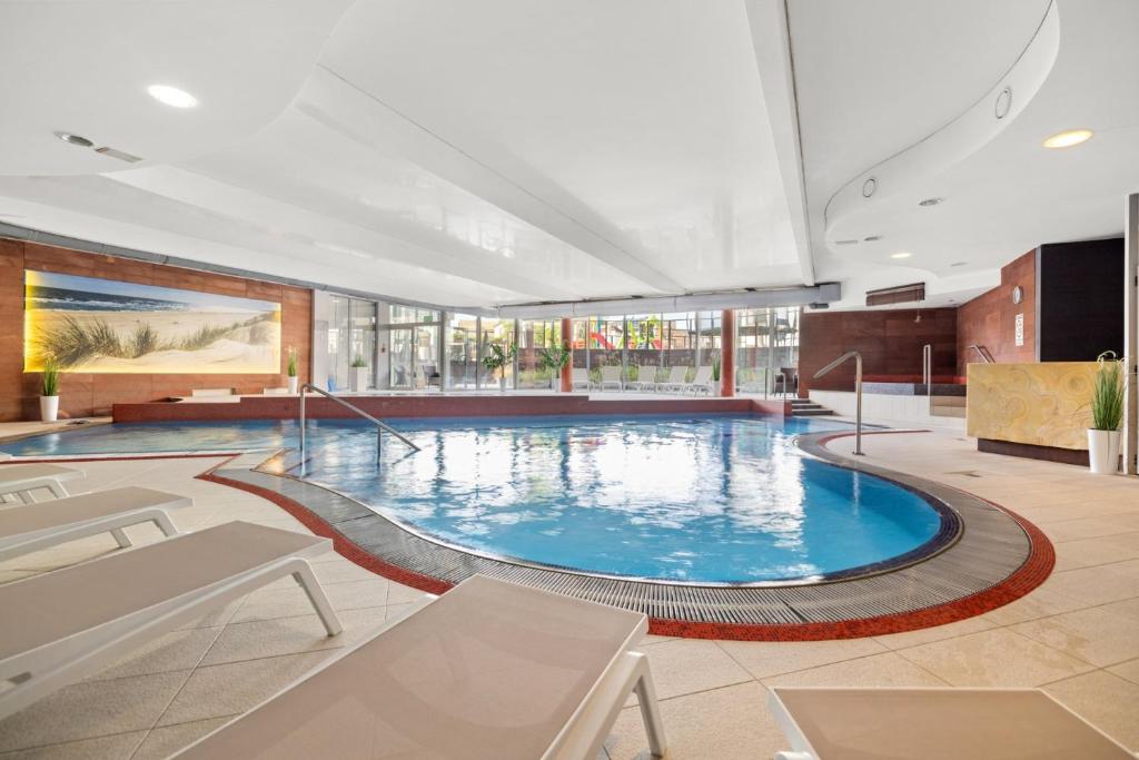 ブワディスワボボにあるMaloves Resort & Spaのホテルのロビーにある大きなプール
